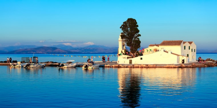 >Greece in Two Weeks: A Mythical Odyssey Through History, Culture, and Nature