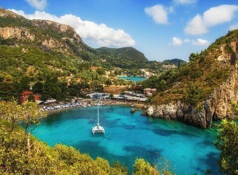 Greece’s stunning landscapes blend ancient ruins with crystal-clear turquoise waters