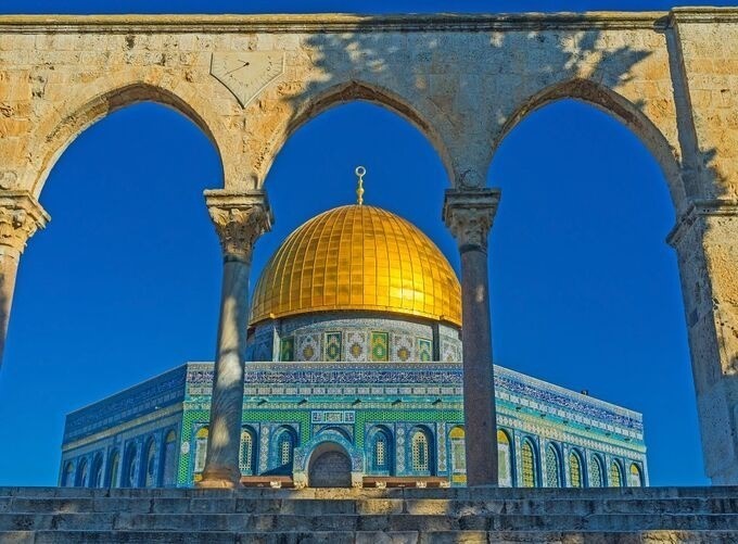 Capture Jerusalem’s ancient walls and its vibrant local life